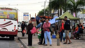 Doble peligro: Usuarios viajan en buses en pésimo estado y colgados