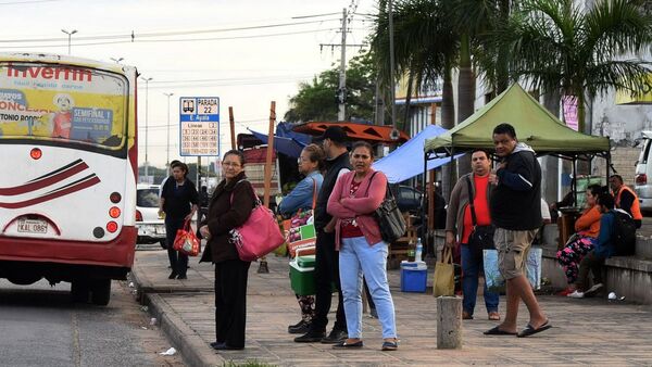 Doble peligro: Usuarios viajan en buses en pésimo estado y colgados