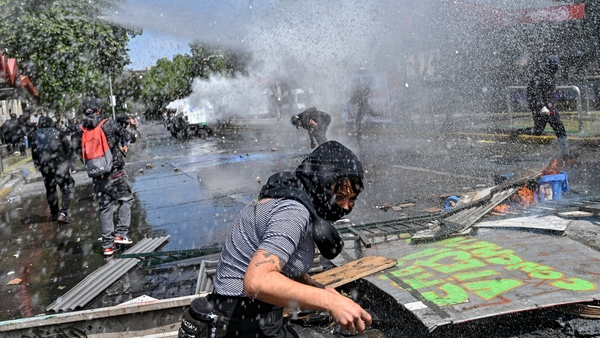 Choques entre la Policía y manifestantes en Santiago de Chile - .::Agencia IP::.