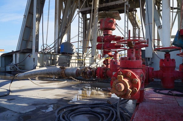Sector de petróleo y gas afronta "mar tormentoso" para transición energética - Revista PLUS