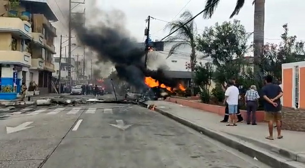 Ecuador: dos muertos y conmoción en las calles de Guayaquil al estrellarse una avioneta en una zona residencial - .::Agencia IP::.