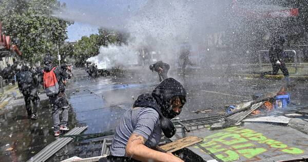 La Nación / Chile: 50 detenidos y 28 heridos dejan revueltas en conmemoración del tercer aniversario de protestas sociales