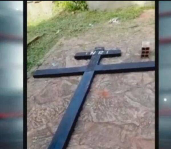 Crónica / Rompen Cruz Mayor de cementerio: “son ritos satánicos por Halloween”