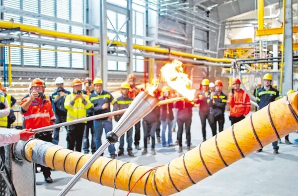 VASA presentó su horno tecnológico de vidrio float - Empresariales - ABC Color