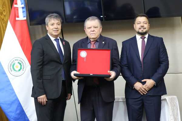 Cámara de Diputados reconoce a Eduardo Hrisuk por su valioso aporte para la construcción del Gran Hospital del Sur