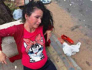 Embarazada sufre brutal golpiza en un bus tras un roce con otras pasajeras •