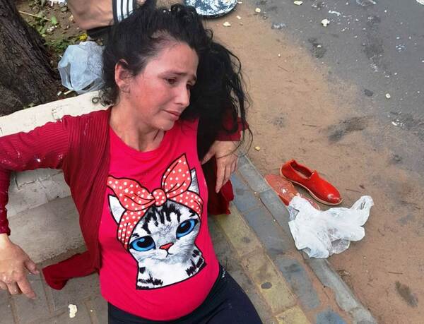 Embarazada sufre brutal golpiza en un bus tras un roce con otras pasajeras •