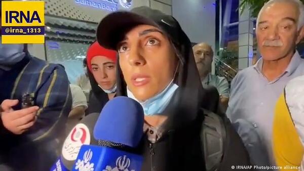 La escaladora iraní Elnaz Rekabi llegó a Teherán y fue recibida por una multitud