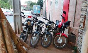 Motos en vereda, peatones en la calzada •