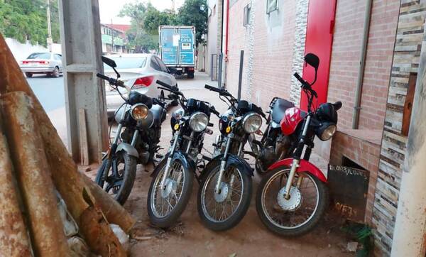 Motos en vereda, peatones en la calzada •
