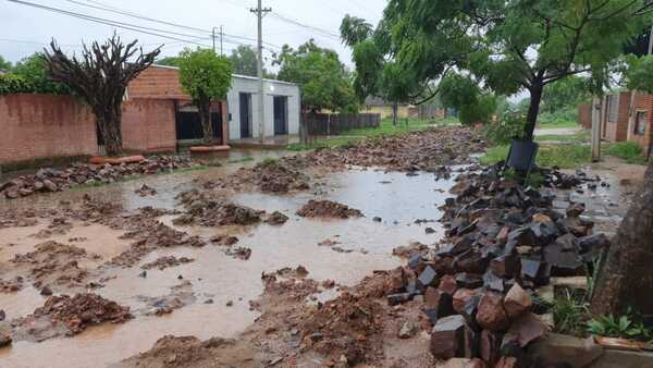 Empedrado, compactadora y transitar por caminos de tierra con lluvia, una mala combinación - Radio Imperio