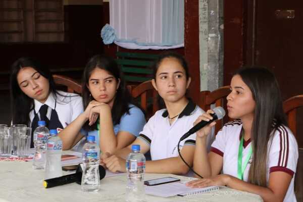 Estudiantes respaldan Plan de Transformación Educativa del MEC y rechazan 'fake news'