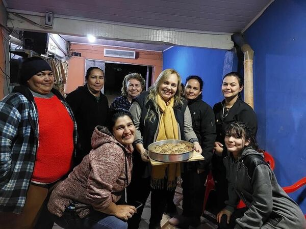 Silvero recibe el cariño de la gente y destacan su figura como mujer para la Cámara de Diputados