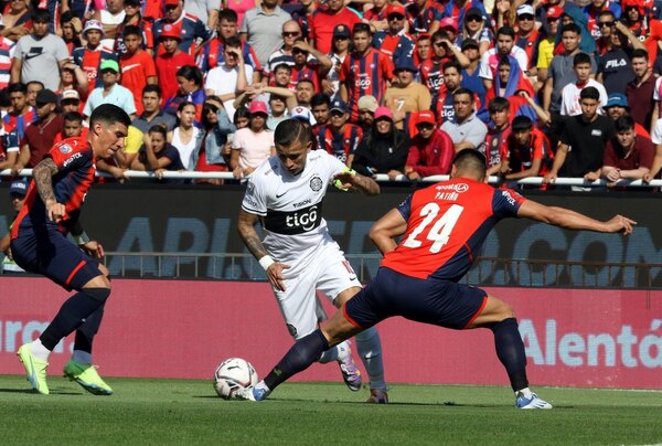 El botín especial con el que Derlis González marcó uno de los goles del superclásico