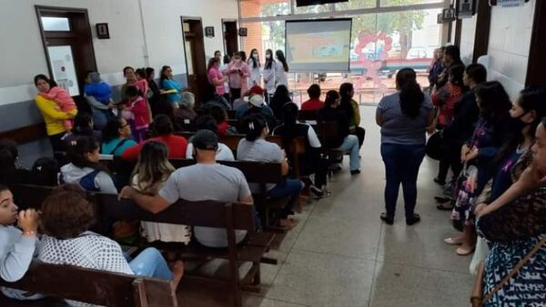 Octubre Rosa; se realizó en el Hospital Regional local una charla informativa y de concienciación acerca del cáncer de mamas