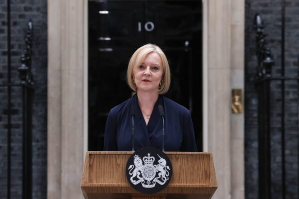 Liz Truss dice que es una "luchadora" y que no dimitirá pese a las críticas - Revista PLUS