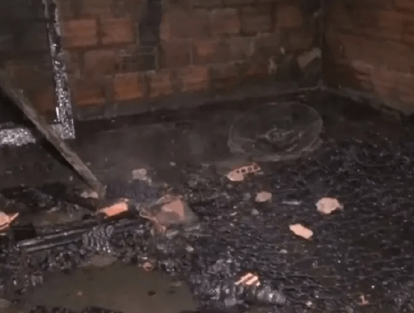 Vivienda que aparentemente albergaba bidones de combustible sufre incendio · Radio Monumental 1080 AM