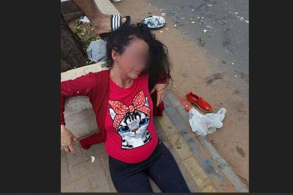 Crónica / Denuncian que dos yiyis empujaron a embarazada de un micro por no cederle el paso