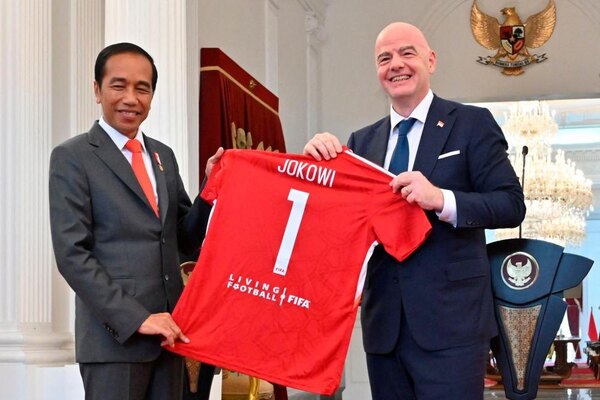 Polémica en Indonesia por un partido de Infantino con dirigentes del fútbol local