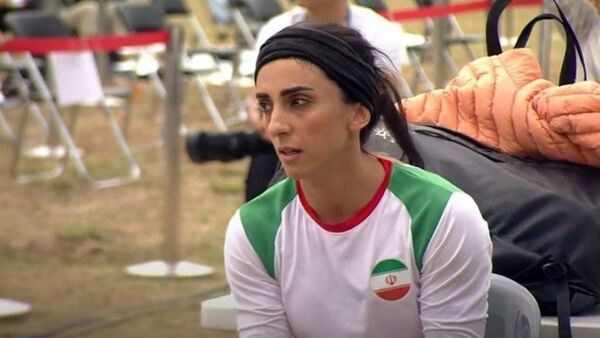 Reciben como "campeona" a mujer iraní que compitió sin velo en Corea