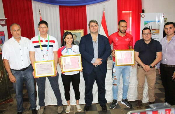 Entregan reconocimiento a deportistas ovetenses que participaron en los Juegos Odesur - Noticiero Paraguay