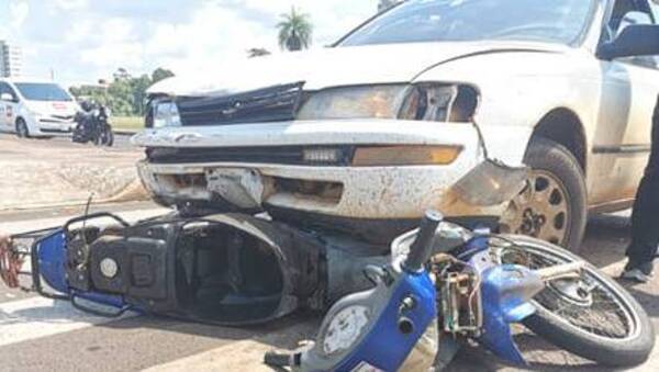 Crónica / Encarnación: Automóvil atropella a motoqueiro que quedó con fracturas