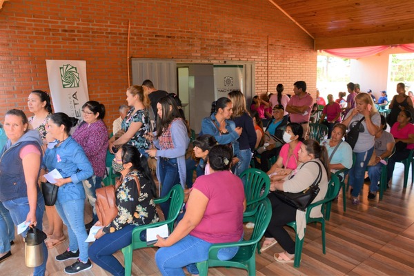 EBY realiza campaña de prevención y detección de cáncer de mama en jornada de atención médica en Capitán Miranda.