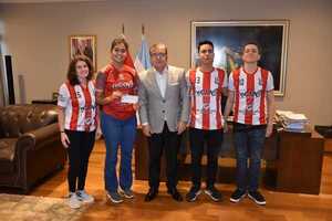 Jóvenes reciben apoyo para participar en campeonato nacional de balonmano