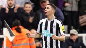 Maravilloso gol de Miguel Almirón en la Premier League