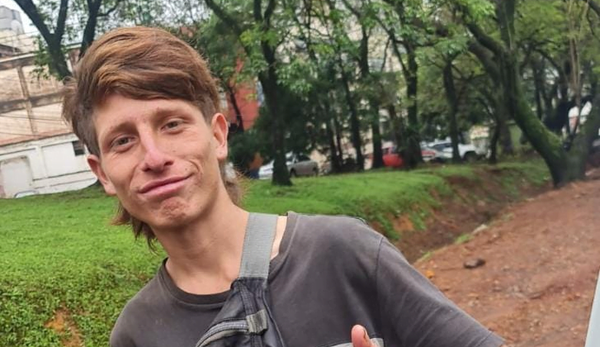 Hincha colombiano olvidado por sus amigos en Paraguay regresó a su país - Noticiero Paraguay