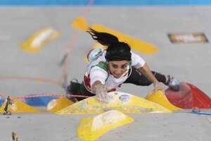 Escaladora que compitió sin hiyab, recibida como una heroína en Irán