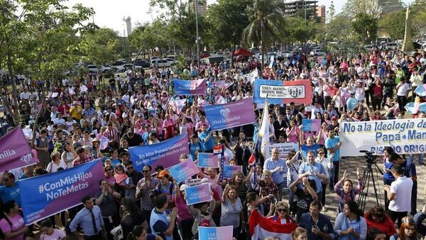 Más grupos se suman a la gran marcha de padres