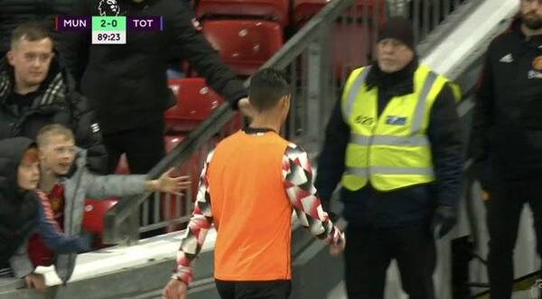 Crónica / [VIDEO] Cristiano Ronaldo se pichó por no jugar y se mandó mudar