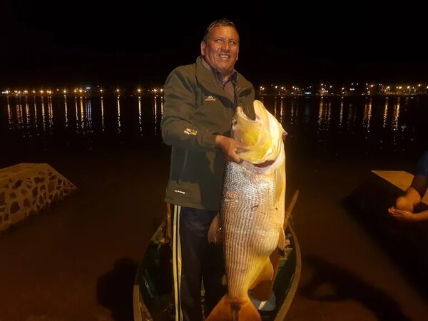 ¡Lo hizo otra vez!: pescador captura dorado de más de 16 kilos - Nacionales - ABC Color