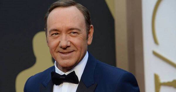 La Nación / Kevin Spacey, gay no declarado a causa de padre neonazi, enfrenta juicio por abuso