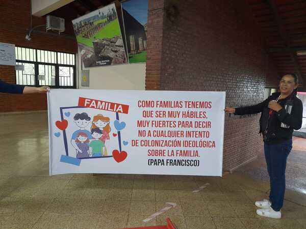 Encarnación: Padres se unen a manifestación en contra a la transformación educativa