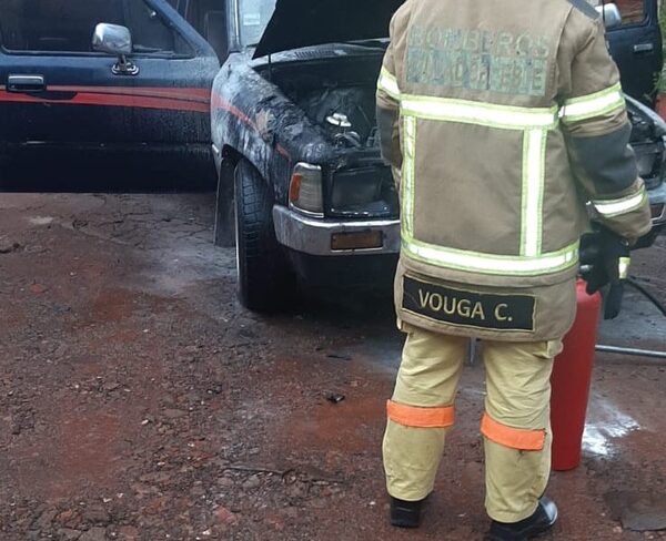 Vehículo se incendia en el patio de una vivienda