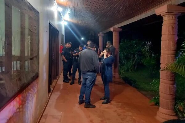 Unos 15 delincuentes asaltan vivienda y dejan maniatadas a sus víctimas - ABC en el Este - ABC Color