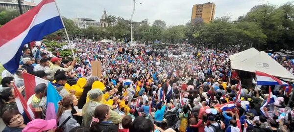 Multitudinaria marcha contra transformación educativa: piden remoción de ministro del MEC - Nacionales - ABC Color