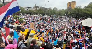Multitudinaria manifestación contra la Transformación Educativa en la capital - Noticiero Paraguay