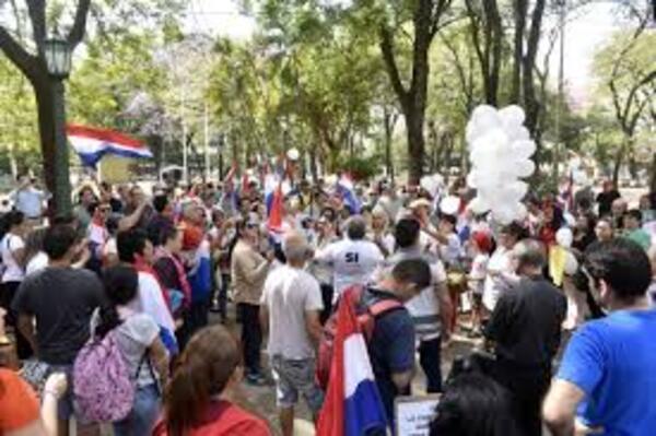 Los provida y profanmilia se manifiestan contra transformación educativa | OnLivePy