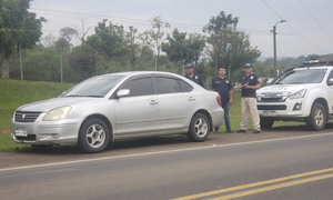 Hombres armados abandonaron vehículo en Coronel Oviedo - OviedoPress