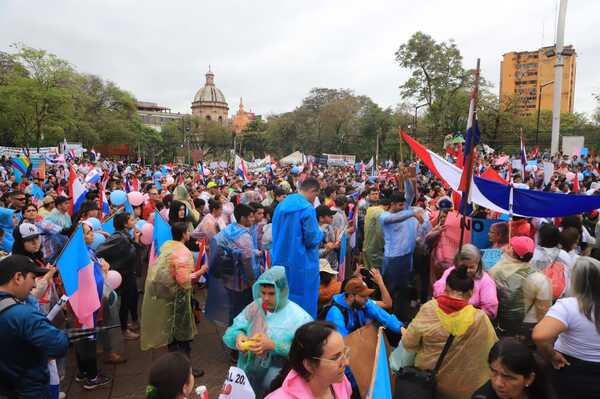 Diario HOY | Multitudinaria marcha bajo la lluvia contra la “transformación educativa 2030”