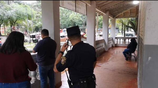 Crónica / Quince hombres encapuchados maniataron a toda una familia y robaron de todo