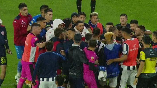 Crónica / [VIDEO] Ashá: Falló el penal, pero metió el gol en el rebote ¡igual le anularon!