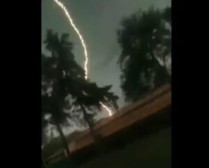 Impactante rayo ocasiona un gran susto dentro de predio militar - Nacionales - ABC Color