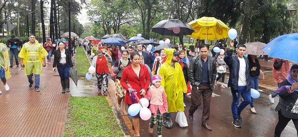 Manifestación bajo la lluvia en contra de la transformación educativa - ABC en el Este - ABC Color