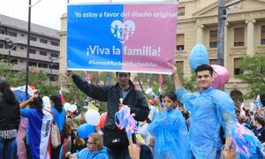 Santi Peña anuncia su apoyo a la familia en medio de manifestación contra la transformación educativa