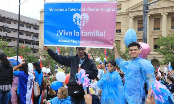 Santi Peña anuncia su apoyo a la familia en medio de manifestación contra la transformación educativa