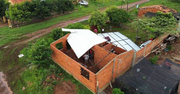 La Nación / Temporal dejó al menos 50 viviendas destechadas en Misiones